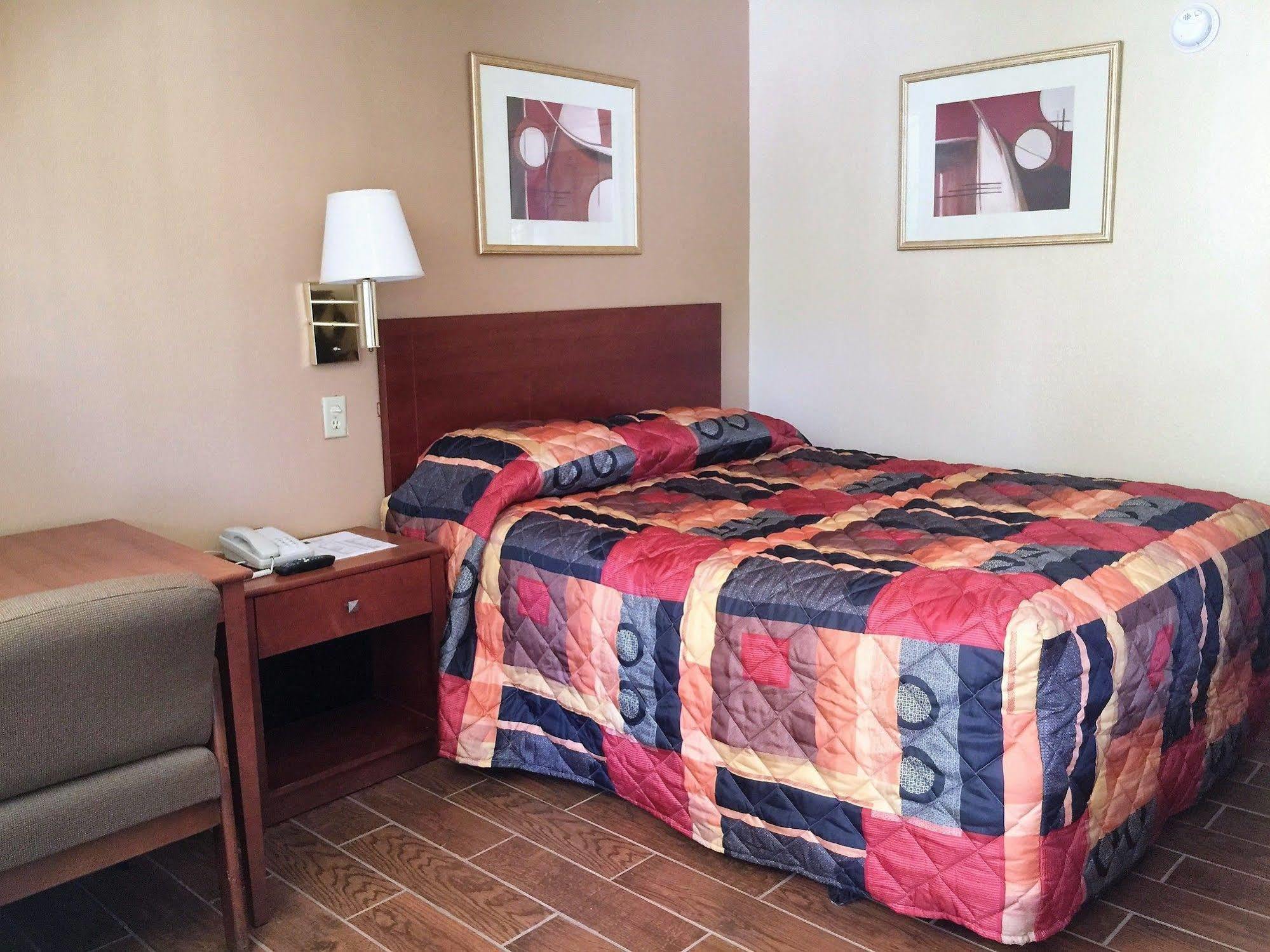 Bama Motel 2*